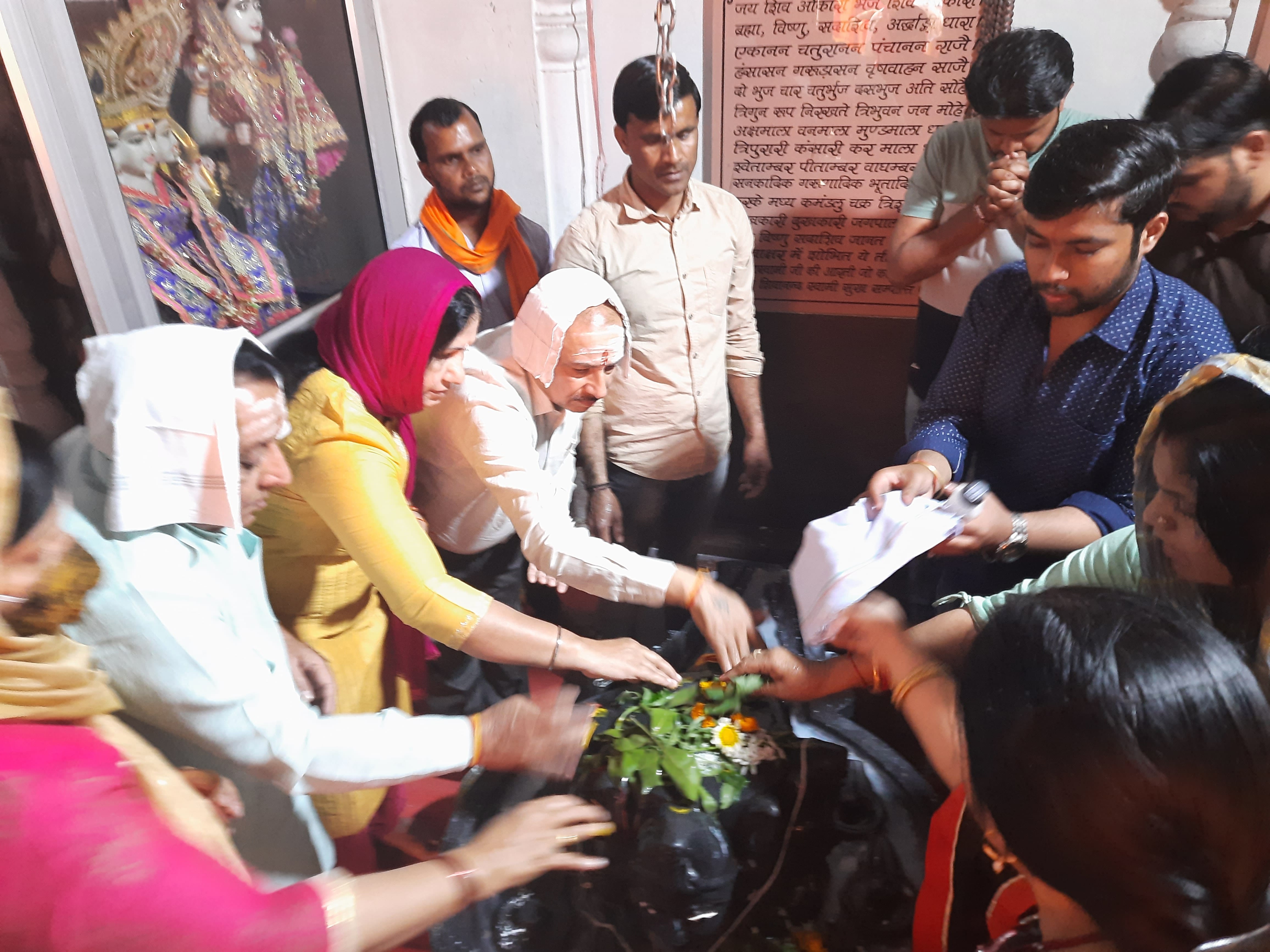 सम्भलहेडा पंचमुखी महादेव मन्दिर में जलाभिषेक करते श्रद्धालु। सम्भलहेडा पंचमुखी महादेव मन्दिर में जलाभिषेक करते श्रद्धालु।