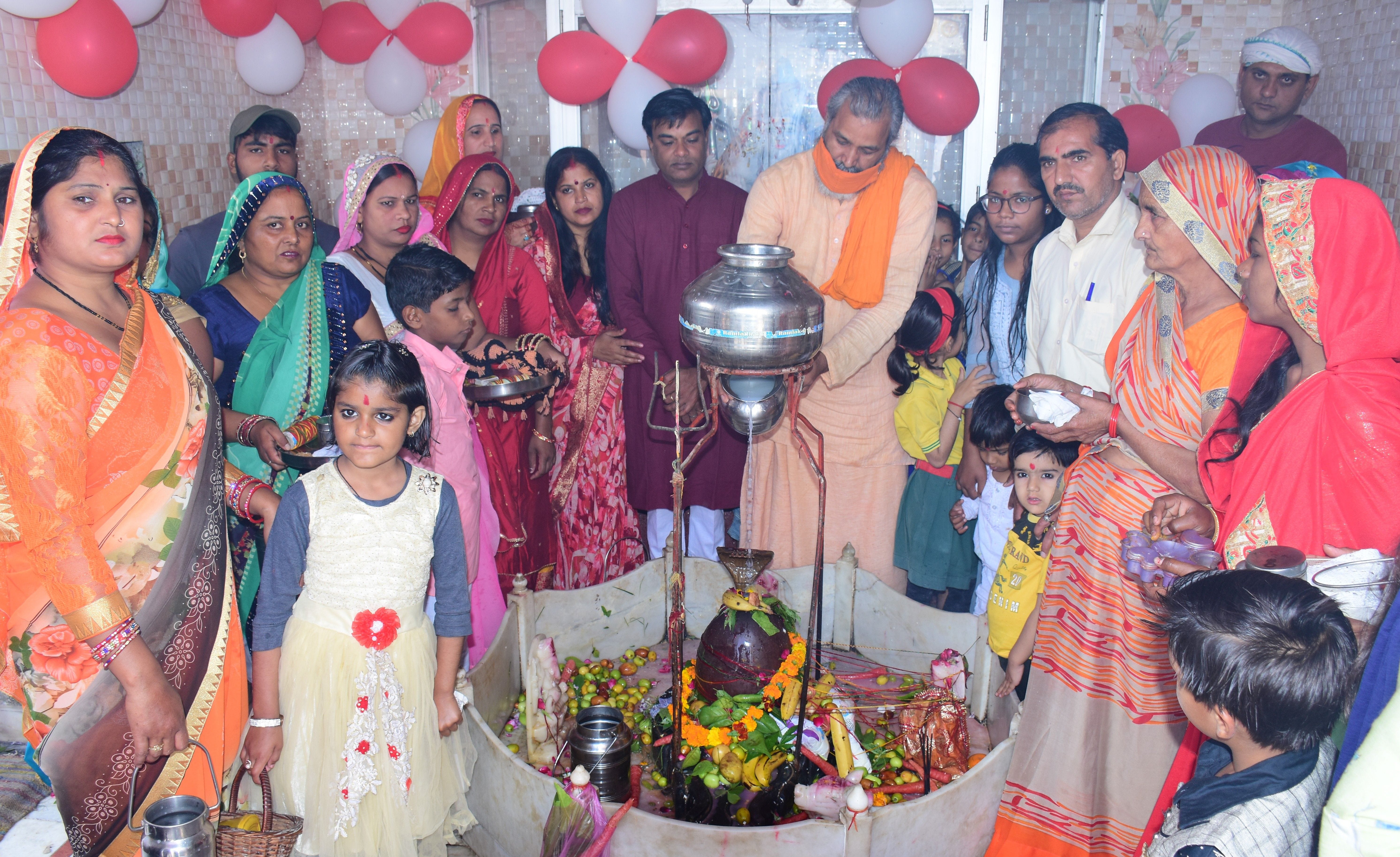 हनुमान जोहड़ी धाम मंदिर में शिवलिंग पर जलाभिषेक करते श्रद्धालु। संवाद हनुमान जोहड़ी धाम मंदिर में शिवलिंग पर जलाभिषेक करते श्रद्धालु। संवाद