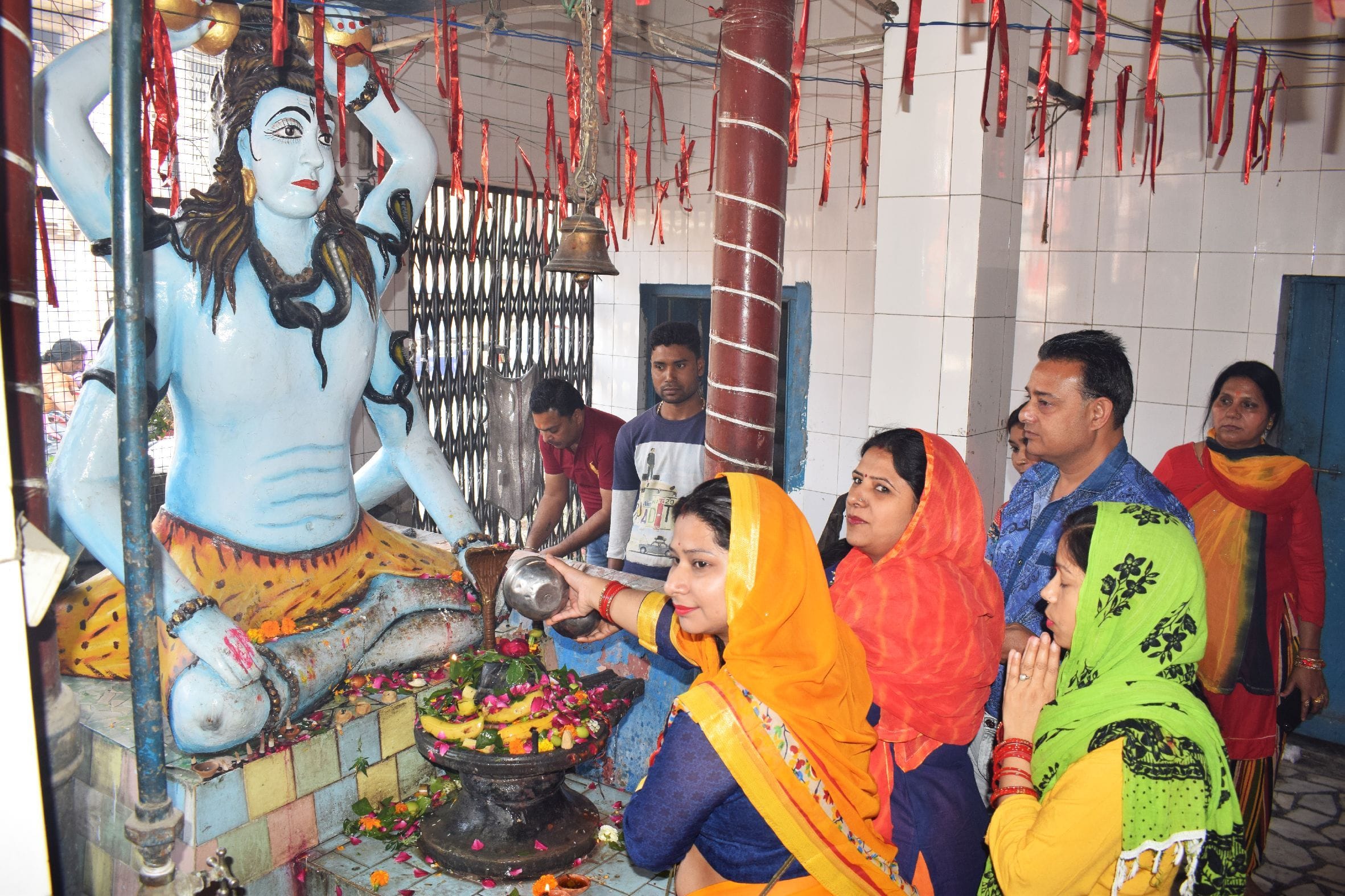 शाहजहांपुर में महाशिवरात्रि पर संकट मोचन मंदिर में शिवलिंग पर जलाभिषेक करते श्रद्धालु। संवाद शाहजहांपुर में महाशिवरात्रि पर संकट मोचन मंदिर में शिवलिंग पर जलाभिषेक करते श्रद्धालु। संवाद