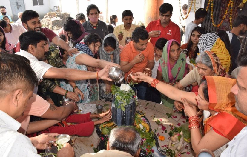 रुद्रपुर के शिव शक्ति मंदिर में शिवलिंग पर जलाभिषेक करते श्रद्धालु। रुद्रपुर के शिव शक्ति मंदिर में शिवलिंग पर जलाभिषेक करते श्रद्धालु।