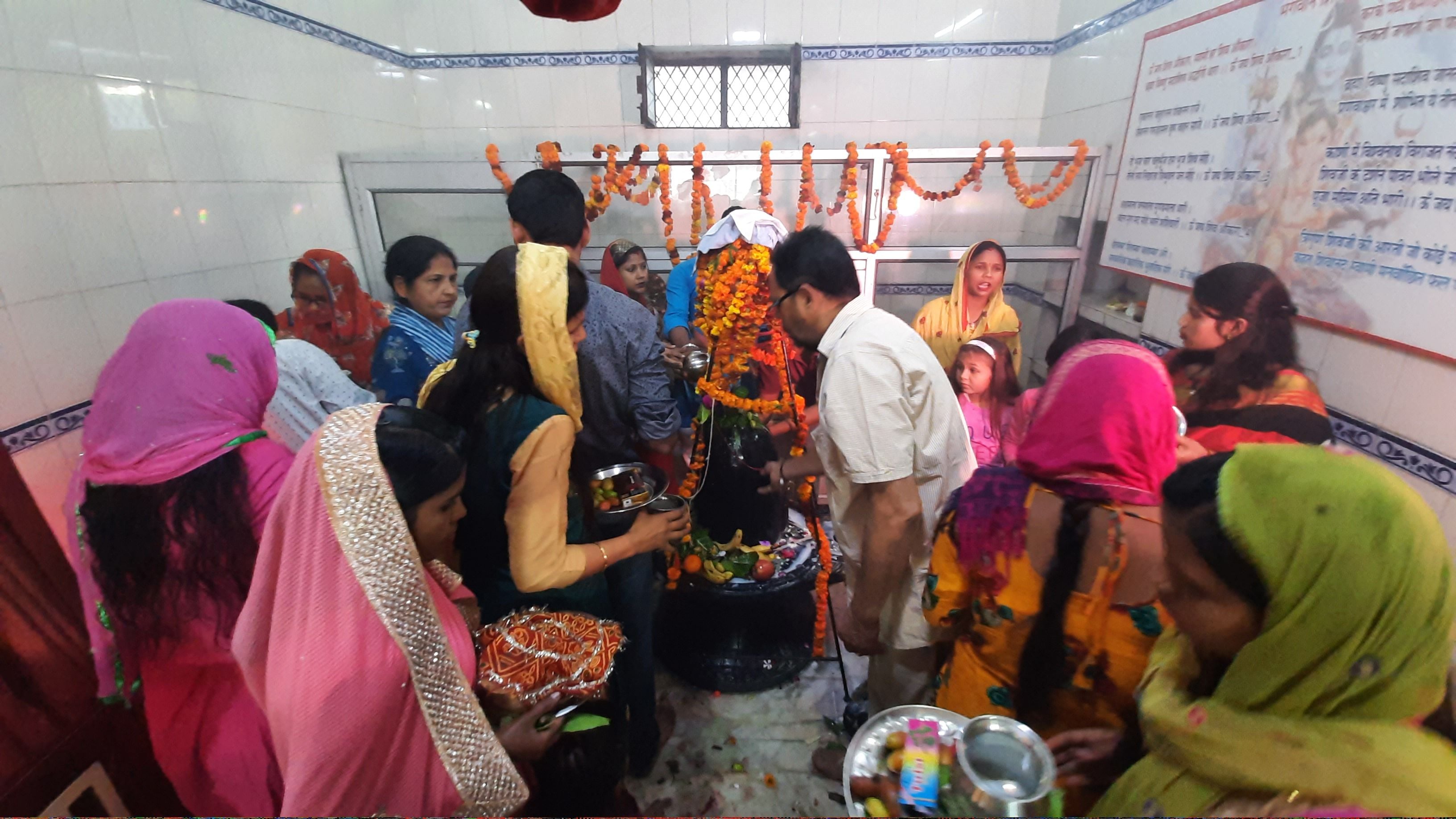 किच्छा सिददेश्वर महादेव मंदिर में जलाभिषेक करते श्रद्धालु। किच्छा सिददेश्वर महादेव मंदिर में जलाभिषेक करते श्रद्धालु।