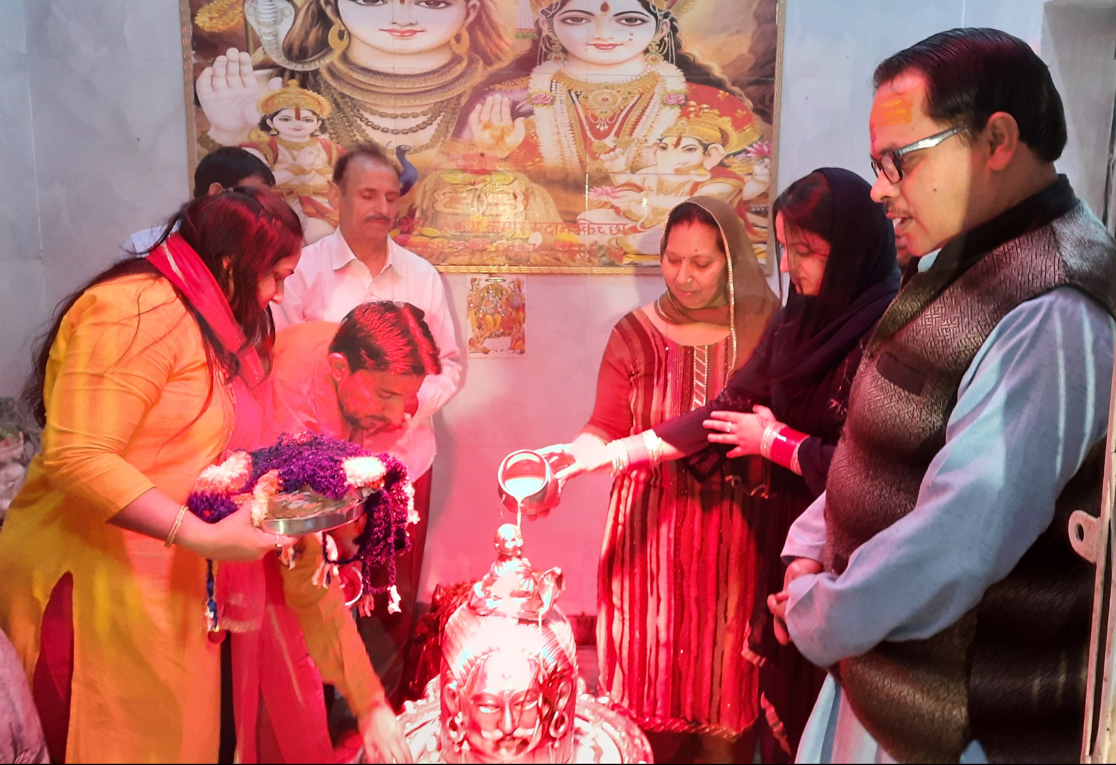 किच्छा सनातन धर्म मंदिर में जलाभिषेक करते श्रद्धालु। किच्छा सनातन धर्म मंदिर में जलाभिषेक करते श्रद्धालु।