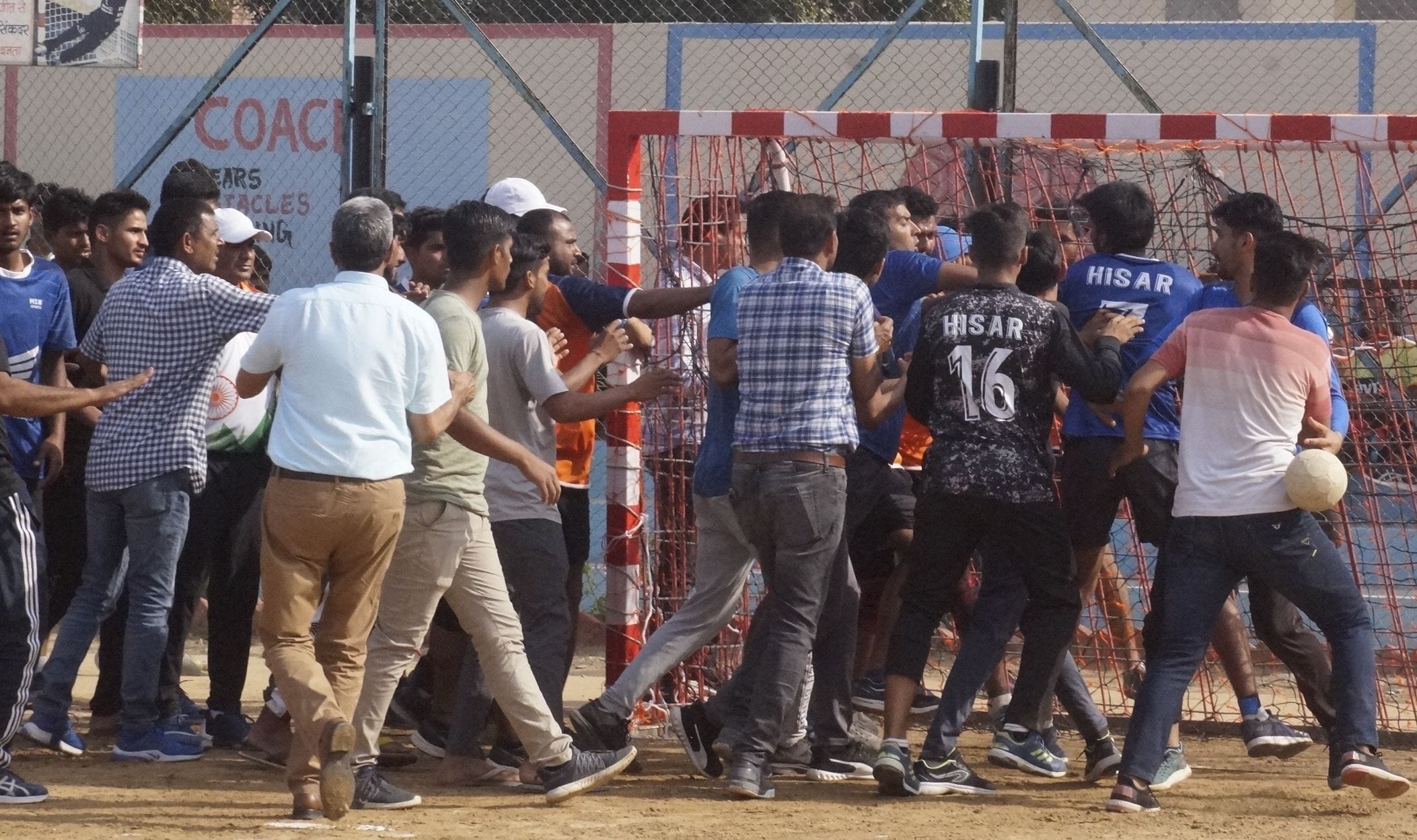 गोल पोस्ट के पास झगड़ते हिसार व जींद के खिलाड़ी। गोल पोस्ट के पास झगड़ते हिसार व जींद के खिलाड़ी।