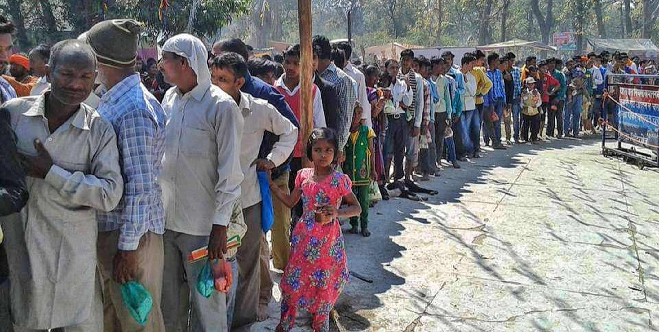 शक्तिफार्म के झाड़खंडेश्वर शिव मंदिर में जलाभिषेक के लिए कतार में लगे शिवभक्त। शक्तिफार्म के झाड़खंडेश्वर शिव मंदिर में जलाभिषेक के लिए कतार में लगे शिवभक्त।