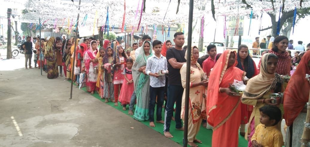 खटीमा के खुदागंज स्थित शिव मंदिर में जलाभिषेक के लिए लाइन में खड़े श्रद्धालु। खटीमा के खुदागंज स्थित शिव मंदिर में जलाभिषेक के लिए लाइन में खड़े श्रद्धालु।
