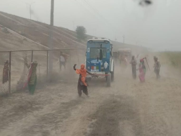 यमुना खादर में किसानों के ट्रैक्टर पर हमला करतीं यूपी की महिलाएं। यमुना खादर में किसानों के ट्रैक्टर पर हमला करतीं यूपी की महिलाएं।