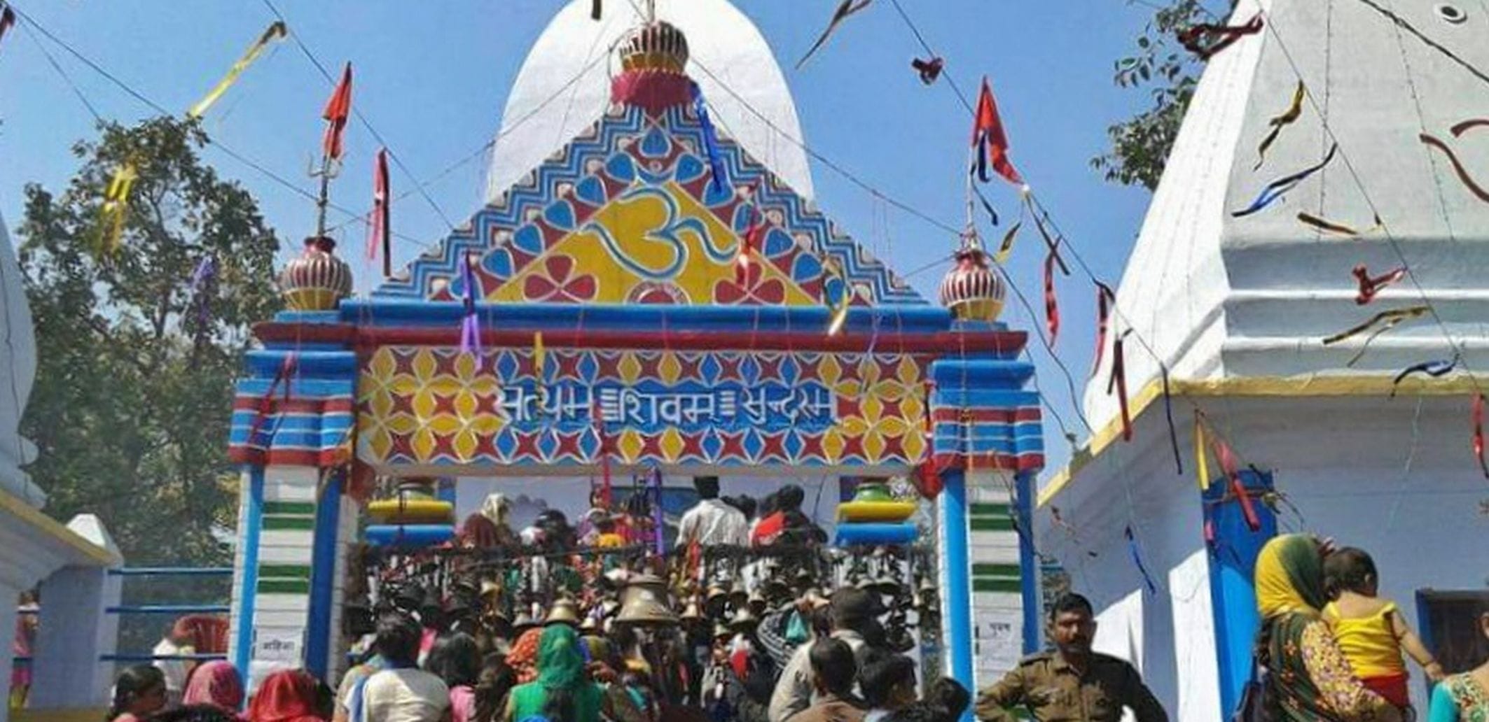 शक्तिफार्म के घने जंगल के मध्य स्थित भव्य झाड़खंडेश्वर शिव मंदिर। शक्तिफार्म के घने जंगल के मध्य स्थित भव्य झाड़खंडेश्वर शिव मंदिर।