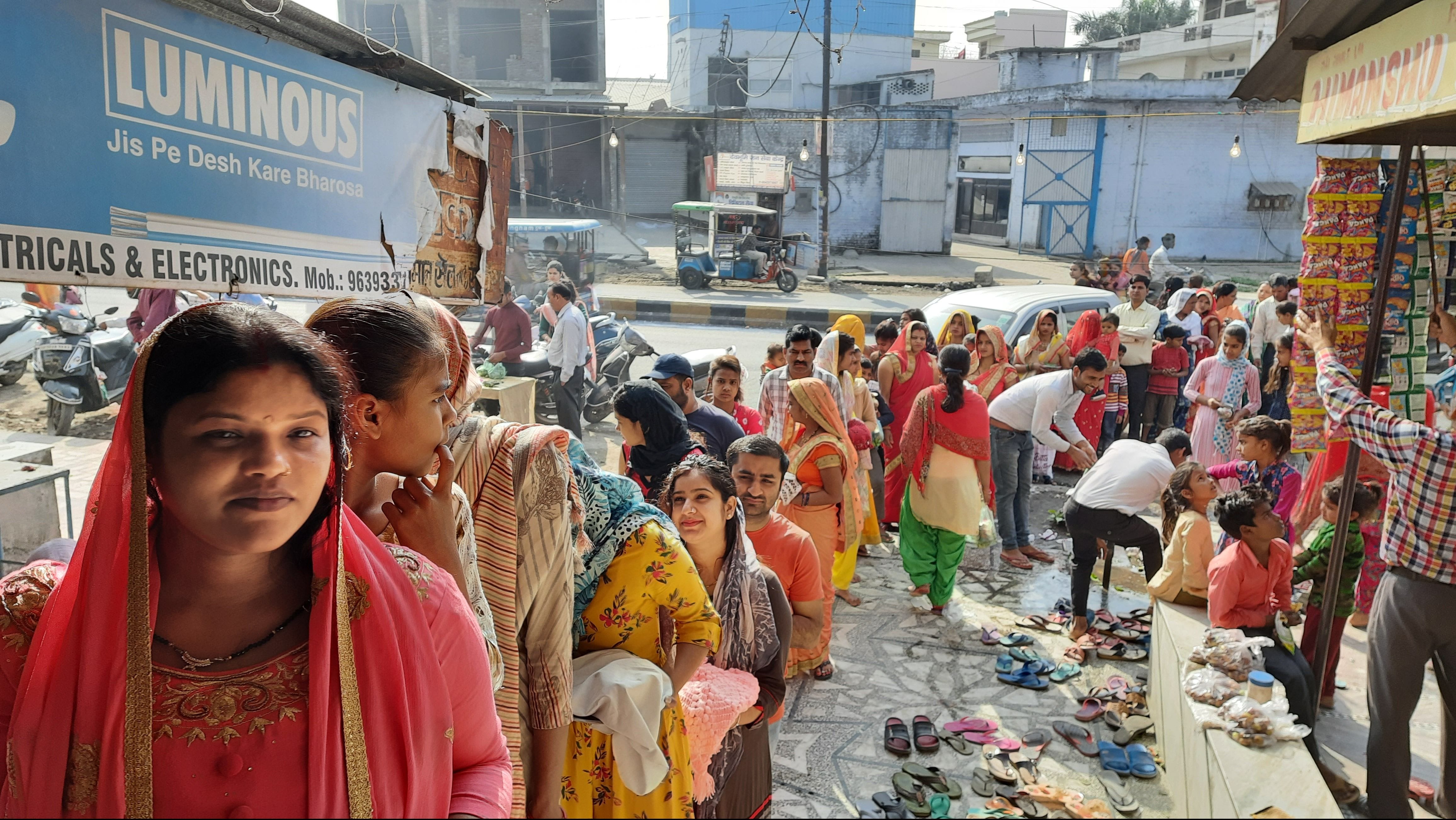किच्छा सिददेश्वर महादेव मंदिर में लगी कतारें। किच्छा सिददेश्वर महादेव मंदिर में लगी कतारें।