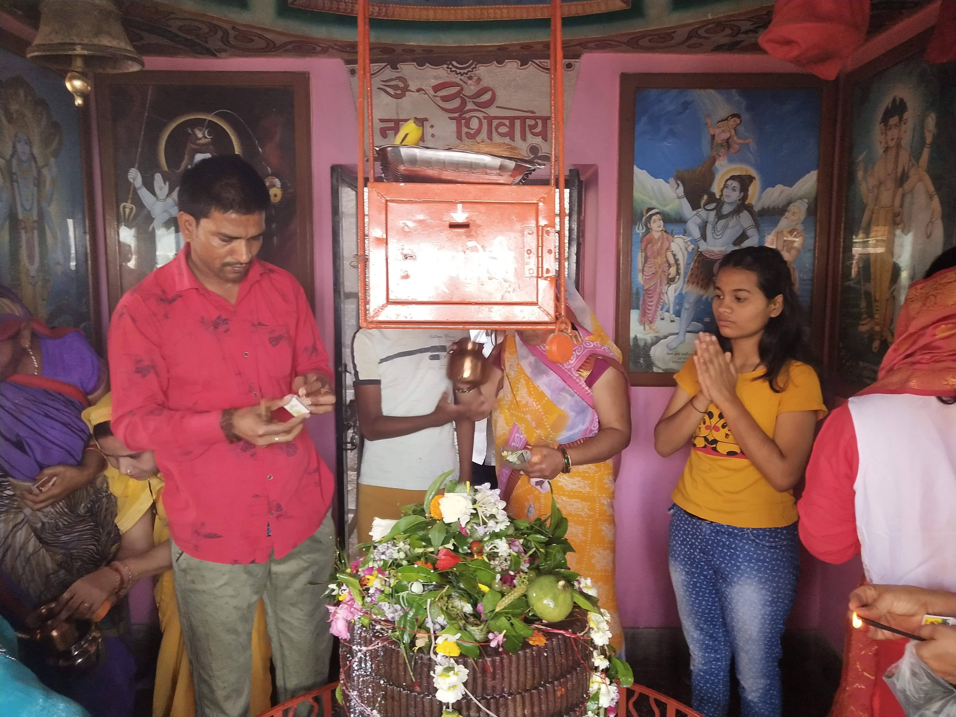 सुम्मेरा तालाब स्थित शिवमंदिर में पूजन अर्चन करते भक्त।