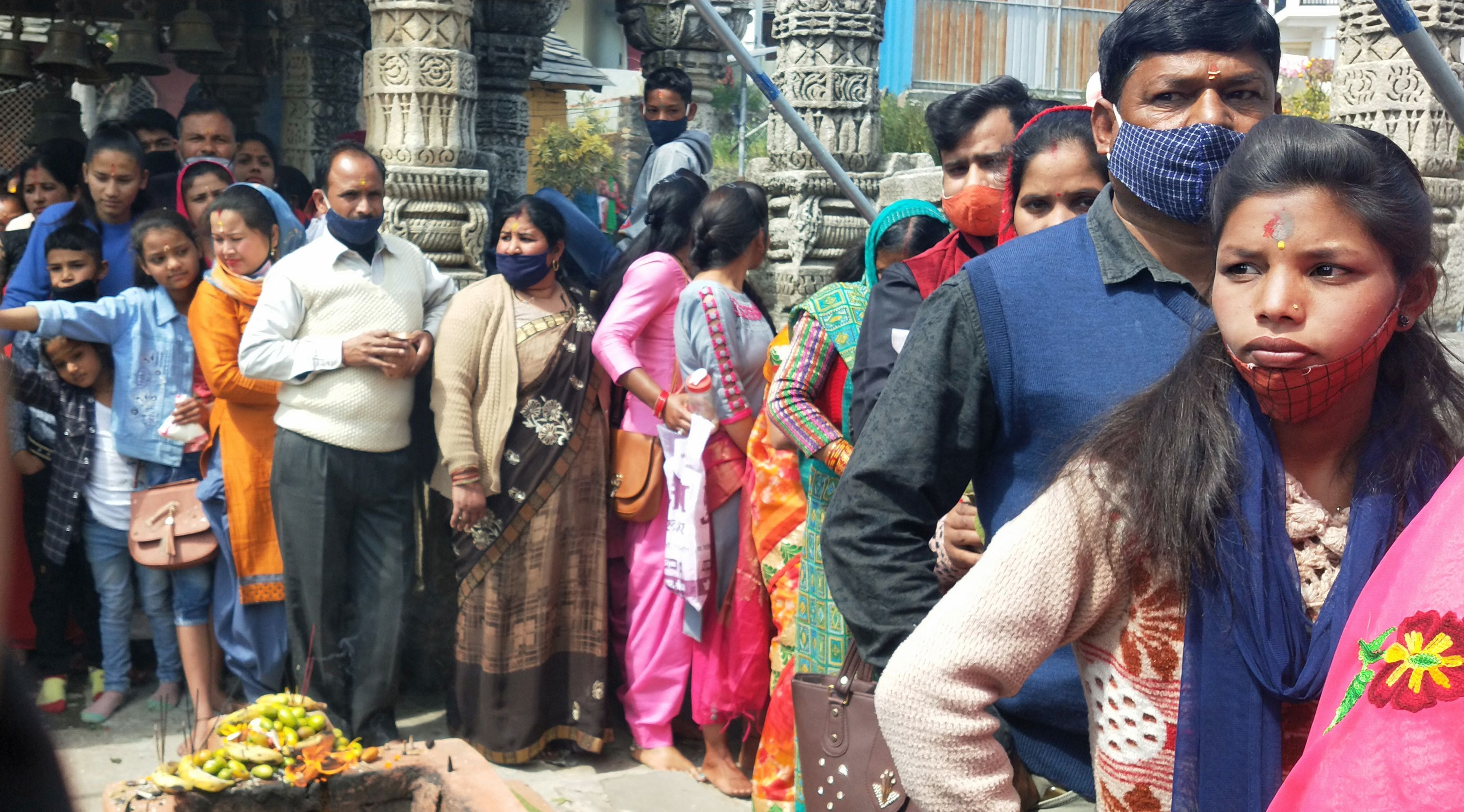 चंपावत में शिवरात्रि पर्व पर मंदिर में दर्शनों के लिए लगी श्रद्धालुओं की लाइन। चंपावत में शिवरात्रि पर्व पर मंदिर में दर्शनों के लिए लगी श्रद्धालुओं की लाइन।