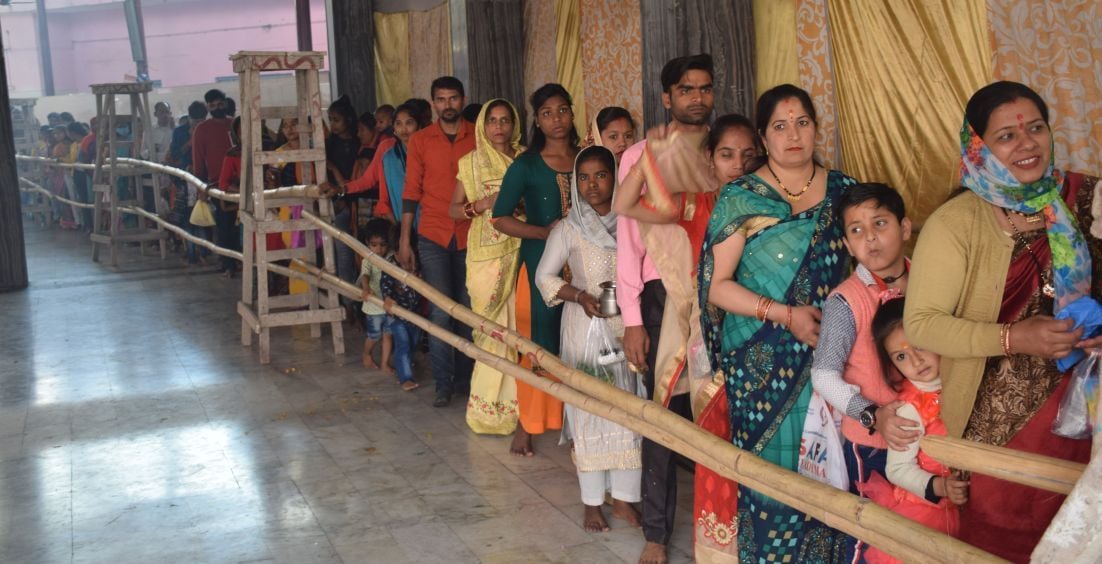 रुद्रपुर के पांच मंदिर में श्रद्धालुओं की लगी लंबी लाइन। रुद्रपुर के पांच मंदिर में श्रद्धालुओं की लगी लंबी लाइन।