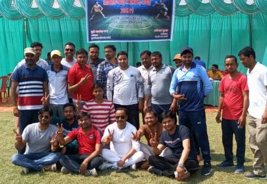 फोटो-12-स्पोर्ट्स स्टेडियम में क्रिकेट में जीत के बाद मौजूद बेसिक शिक्षा विभाग की टीम। संवाद फोटो-12-स्पोर्ट्स स्टेडियम में क्रिकेट में जीत के बाद मौजूद बेसिक शिक्षा विभाग की टीम। संवाद