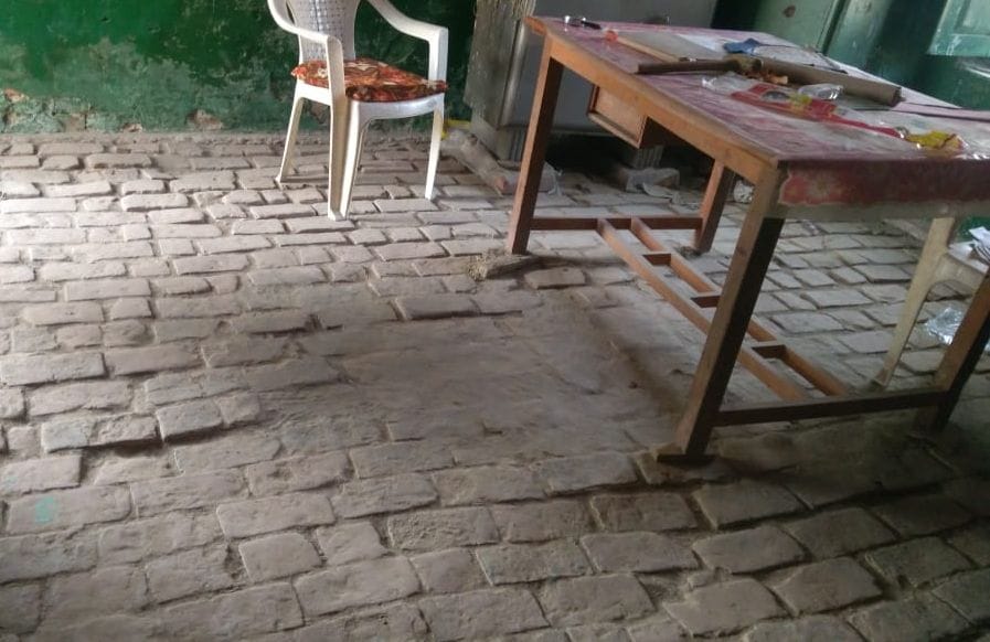 फोटो-2-कन्या प्राथमिक विद्यालय जलिहापुर में कुछ ऐसी है कक्ष में फर्श की दशा। संवाद