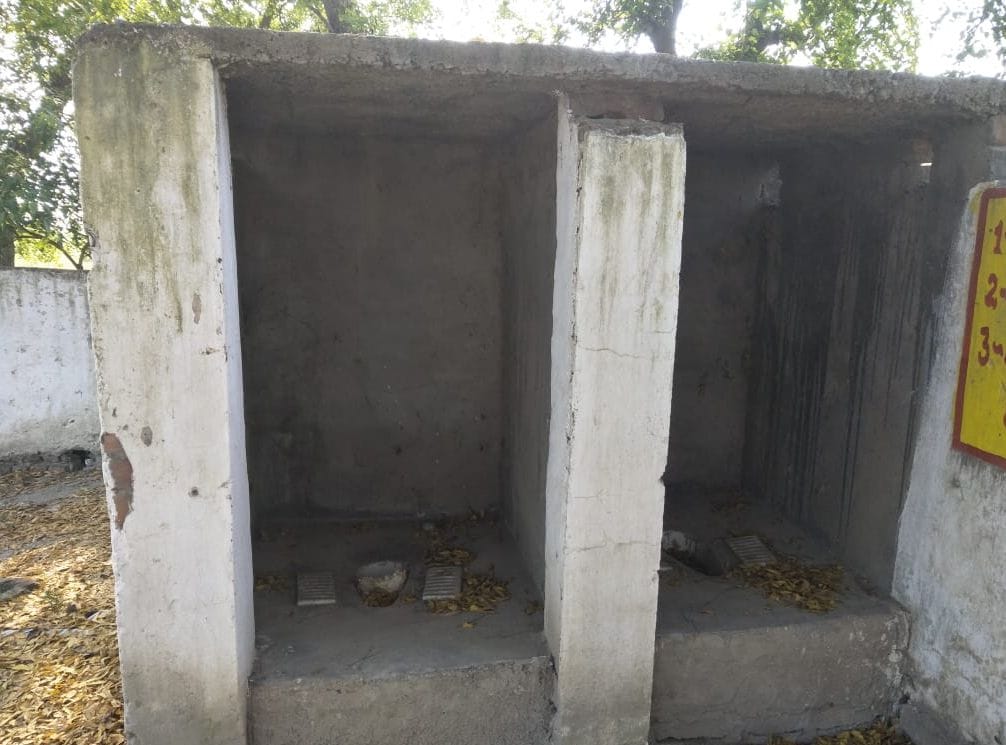 फोटो-3-प्राथमिक विद्यालय रमुवापुर में अधूरे पड़े हैं शौचालय। संवाद