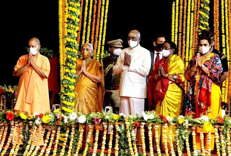 President Ramnath Kovind Arrives To See Ganga Aarti For The First Time - पहली बार गंगा आरती देखने पहुंचे राष्ट्रपति रामनाथ कोविंद, हाथ जोड़कर किया प्रणाम, देखें तस्वीरें ...