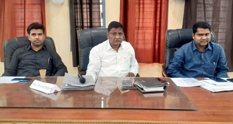 सड़क किनारे बने धार्मिक स्थलों की 24 घंटे में मांगी रिपोर्ट बैठक में मौजूद एसडीएम देवेश गुप्त, तहसीलदार अभिमन्यु कुमार व नायब तहसीलदार शिखर मिश्रा।