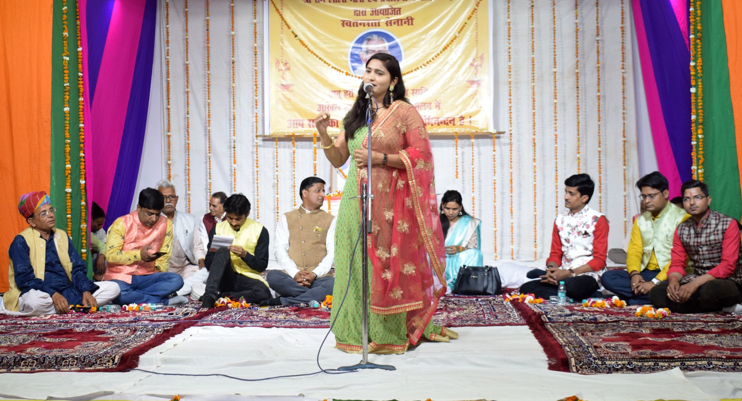 फोटो-8-नुमाइश मैदान में आयोजित कवि सम्मेलन में काव्यपाठ करतीं योगिता चौहान व मंच पर मौजूद अन्य कव?