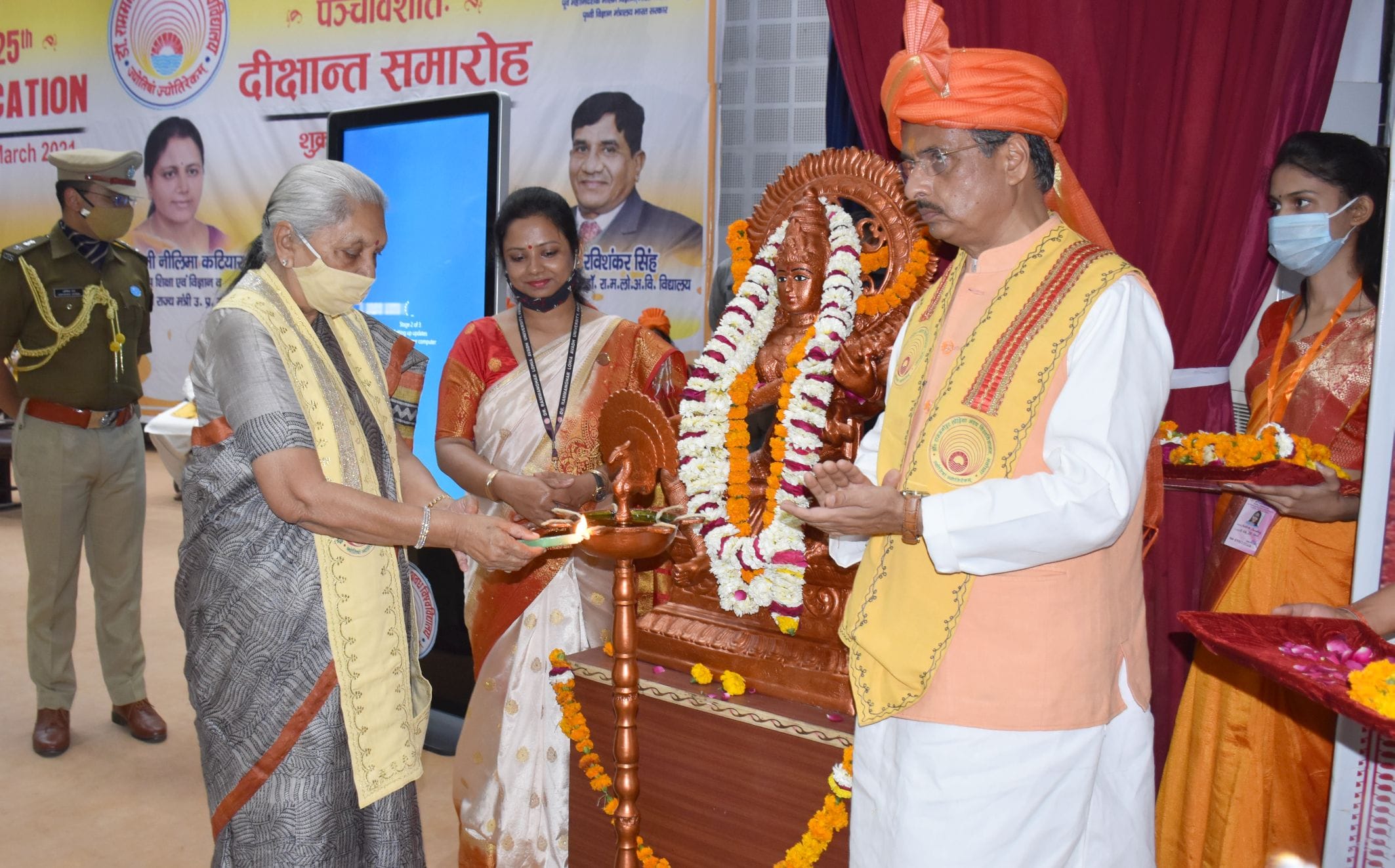 अयोध्या-अवध विवि में आयोजित दीक्षांत समारोह का दीप प्रज्वलित कर शुभारंभ करतीं राज्यपाल आनंदीबे?