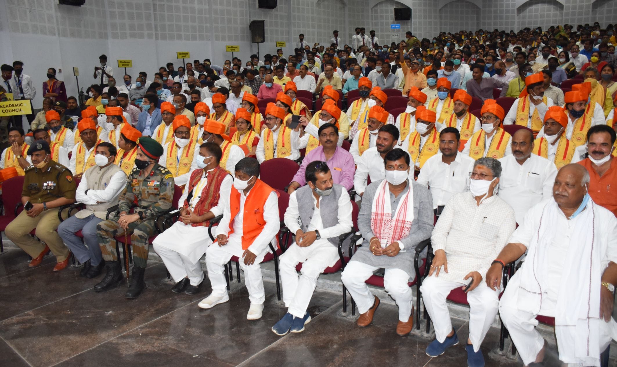 अयोध्या-अवध विवि में दीक्षांत समारोह के दौरान मौजूद सांसद,विधायक,महापौर,जिलाधिकारी,एडीजी व अन्य