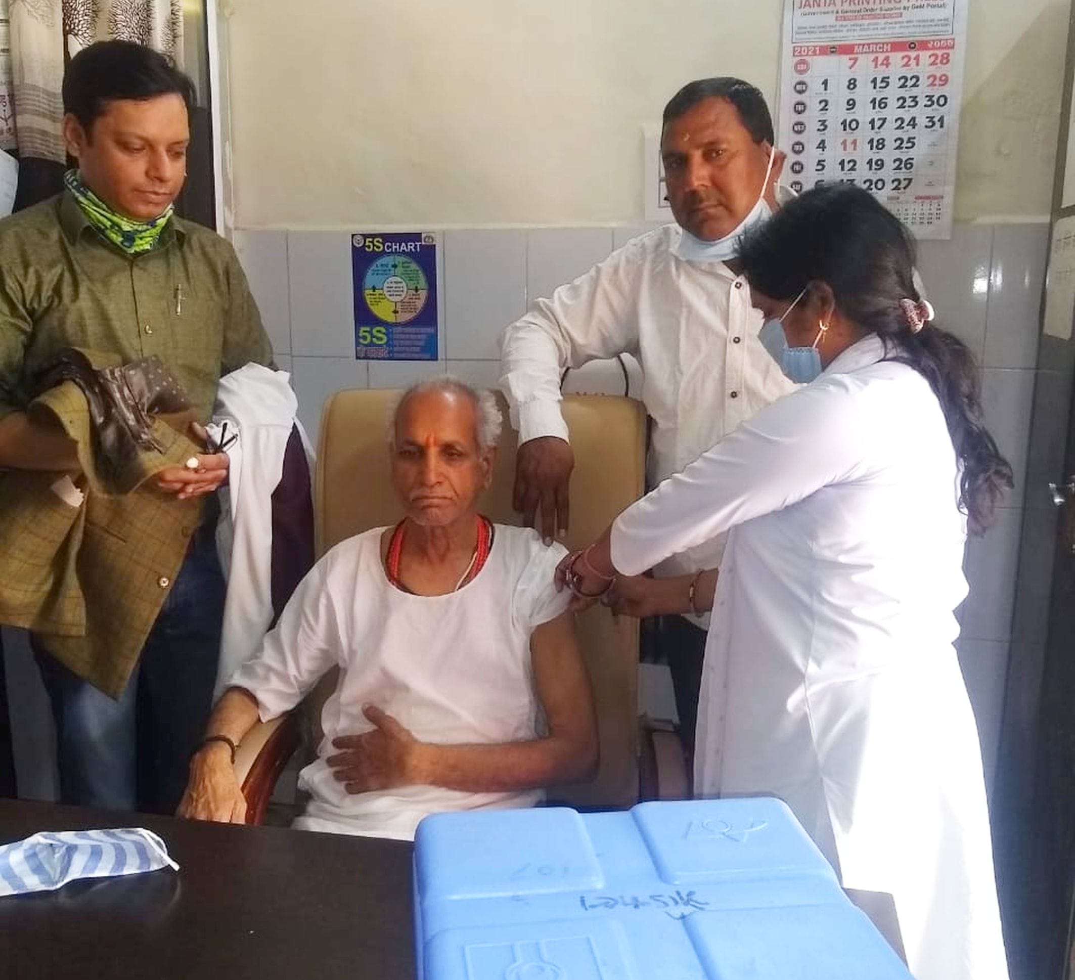 अयोध्या-कोरोना की वैक्सीन लगवाते रामजन्म भूमि तीर्थ क्षेत्र ट्रस्ट के महासविच चंपत राय अयोध्या-कोरोना की वैक्सीन लगवाते रामजन्म भूमि तीर्थ क्षेत्र ट्रस्ट के महासविच चंपत राय