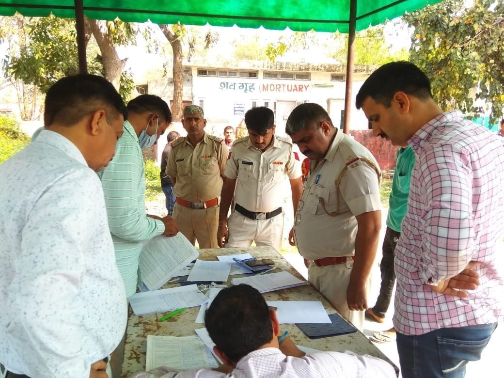 सामान्य अस्पताल में कार्रवाई करती पुलिस। संवाद सामान्य अस्पताल में कार्रवाई करती पुलिस। संवाद