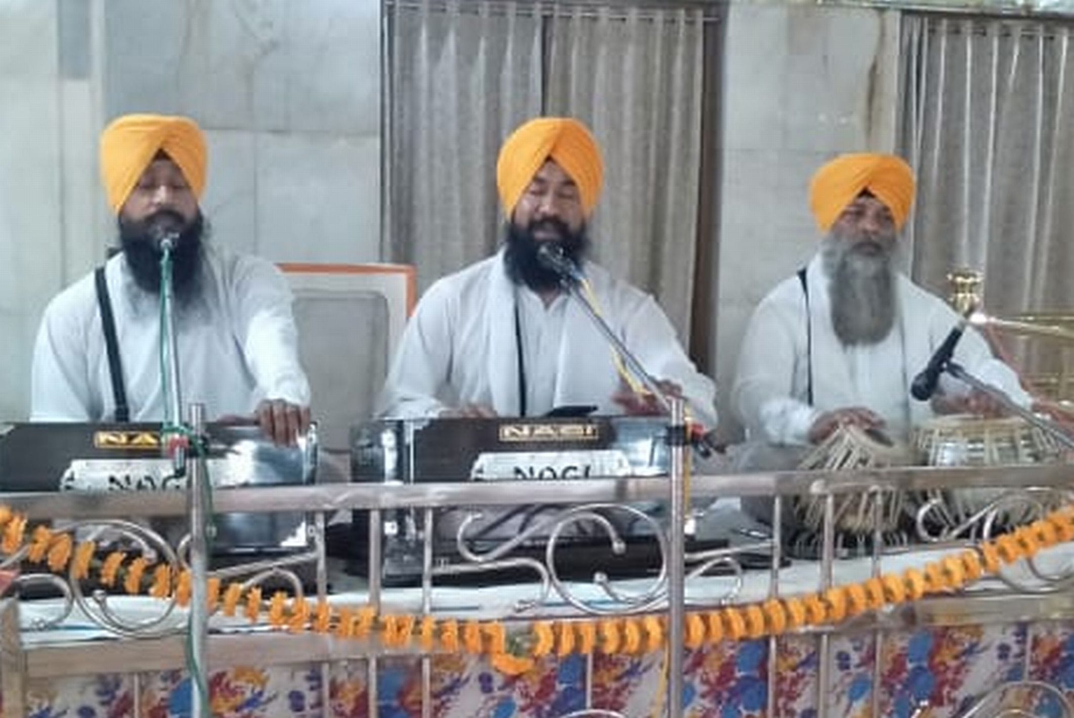 नानकमत्ता साहिब में गुरमति समागम में शबद कीर्तन करता हजूरी रागी जत्था। नानकमत्ता साहिब में गुरमति समागम में शबद कीर्तन करता हजूरी रागी जत्था।