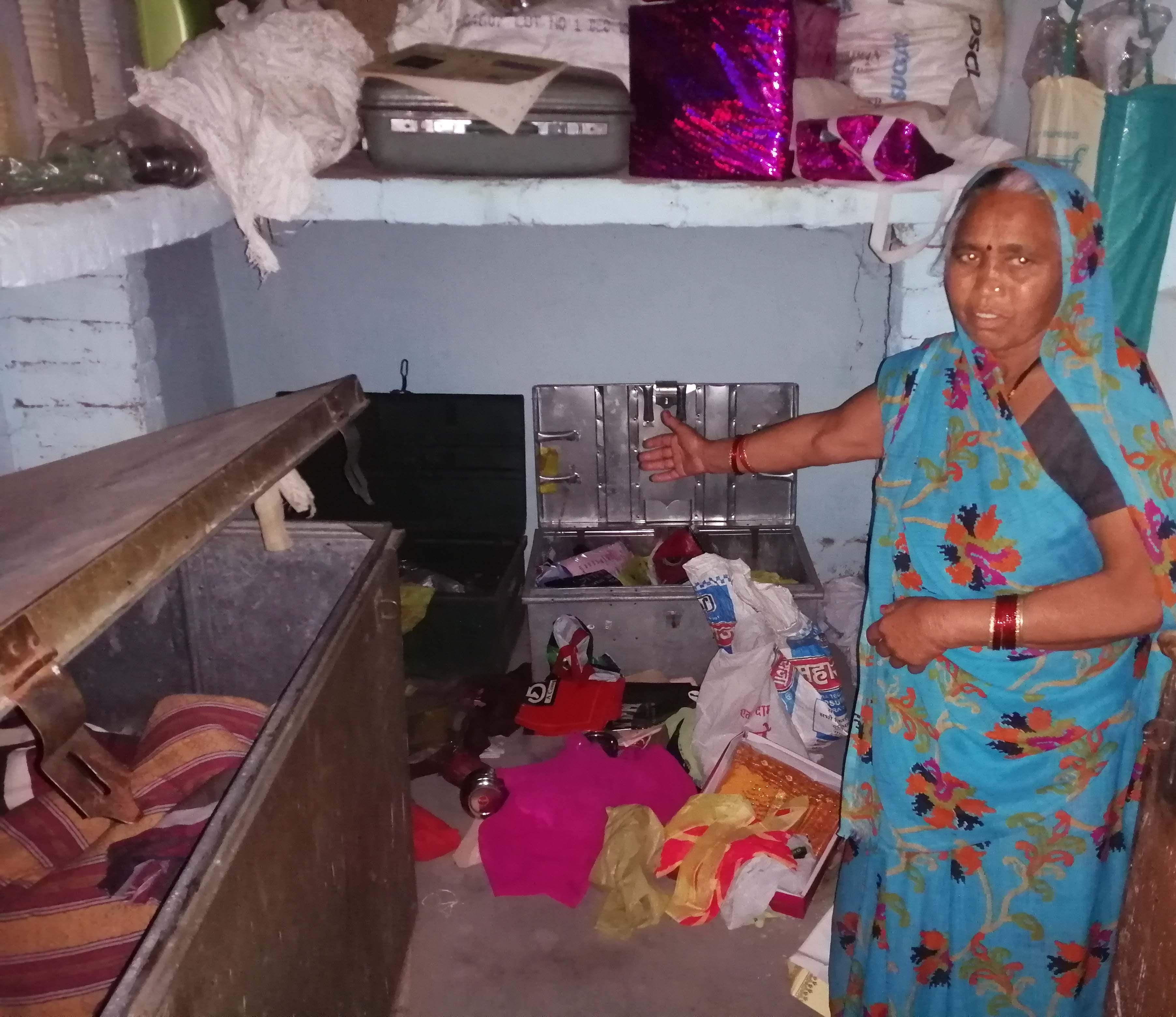 सेवानिवृत्त शिक्षक के घर में चोरी की घटना के बाद बिखरा पड़ा सामान। सेवानिवृत्त शिक्षक के घर में चोरी की घटना के बाद बिखरा पड़ा सामान।