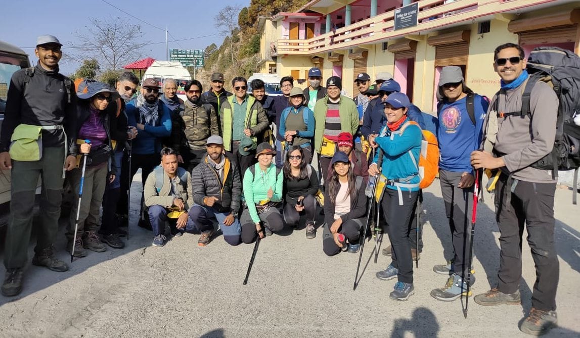चिरबटिया नेचर फेस्टिवल के दूसरे दिन बर्ड वाचिंग व ट्रेकिंग के लिए दल रवाना होते हुए।