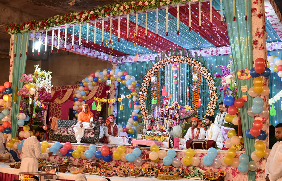 लक्ष्मी नारायण मन्दिर में श्री करूणा बिहारी के चर्तुदश महोत्सव पर सजा ठाकुरजी का दरबार लक्ष्मी नारायण मन्दिर में श्री करूणा बिहारी के चर्तुदश महोत्सव पर सजा ठाकुरजी का दरबार