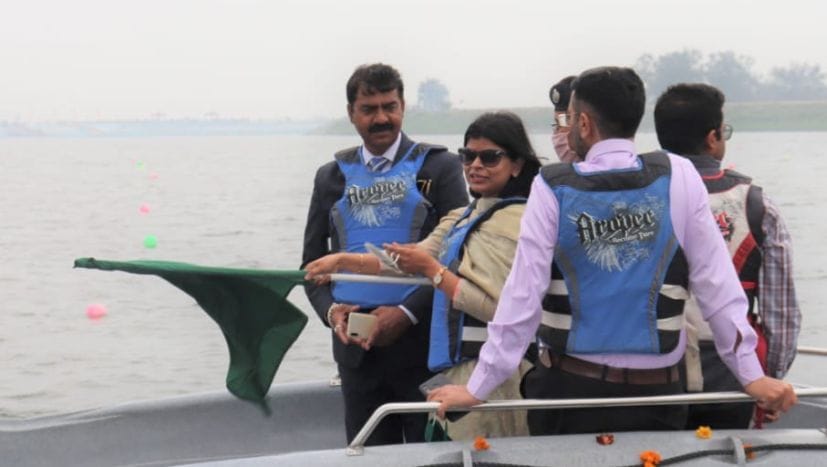 गूलरभोज के बौर जलाशय में खिलाड़ियों को हरी झंडी दिखाकर रवाना करतीं डीएम रंजना राजगुरू। गूलरभोज के बौर जलाशय में खिलाड़ियों को हरी झंडी दिखाकर रवाना करतीं डीएम रंजना राजगुरू।
