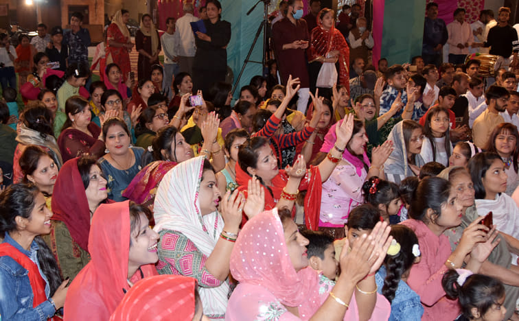 लक्ष्मी नारायण मन्दिर में श्री करूणा बिहारी के चर्तुदश महोत्सव में झूमते श्रद्घालु लक्ष्मी नारायण मन्दिर में श्री करूणा बिहारी के चर्तुदश महोत्सव में झूमते श्रद्घालु