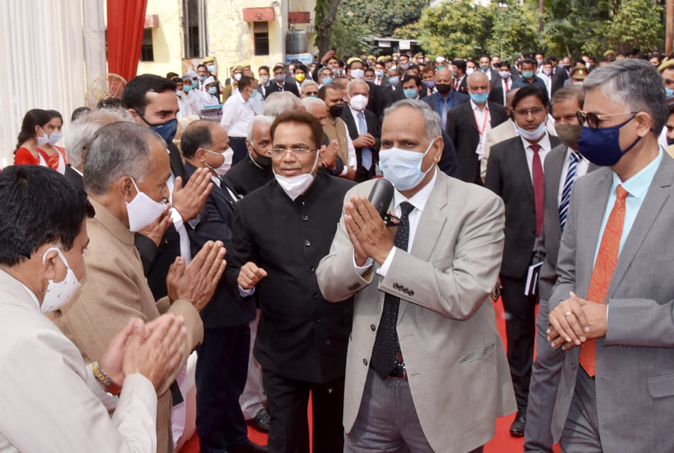 सहारनपुर में जिला एंव सत्र न्यायालय सभा कक्ष का लोकार्पण समारोह में अधिवक्ता से मिलते न्यायमूर्