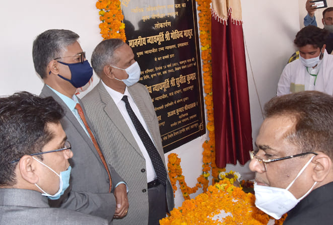 सीरनपुर में जिला एंव सत्र न्यायालय सभा कक्ष का वृहद जीर्णोद्घार का लोकार्पण करते न्यायमूर्ति उच