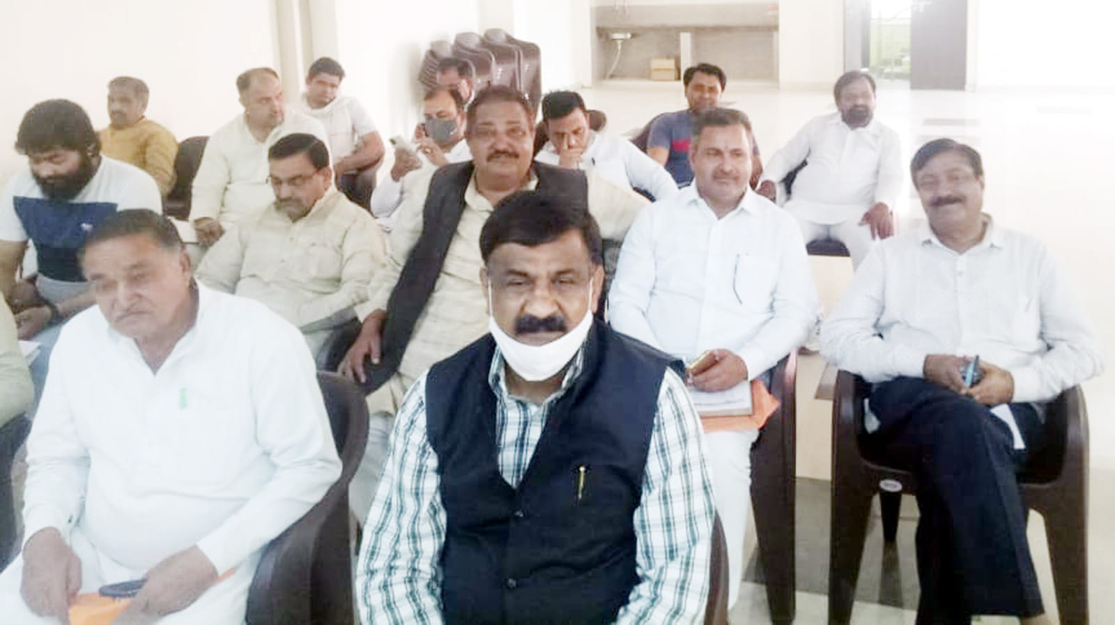 शामली भाजपा कार्यालय में आयोजित बैठक में भाग लेते कार्यकर्ता शामली भाजपा कार्यालय में आयोजित बैठक में भाग लेते कार्यकर्ता