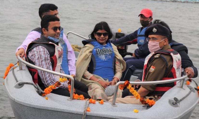 गूलरभोज जलाशय में मोटर बोट की सवारी करते डीएम, एसएसपी व अन्य। गूलरभोज जलाशय में मोटर बोट की सवारी करते डीएम, एसएसपी व अन्य।