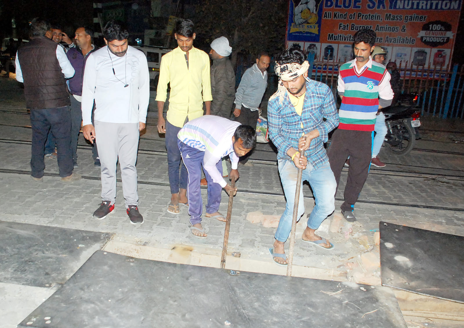 शामली के धीमानपुरा फाटक पर कार्य करते रेलवे कर्मचारी। शामली के धीमानपुरा फाटक पर कार्य करते रेलवे कर्मचारी।