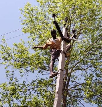 फोटो-14- हर्रैया पड़ाव स्थल के पास पोल पर लाइट लगाता विद्युत कर्मी। संवाद फोटो-14- हर्रैया पड़ाव स्थल के पास पोल पर लाइट लगाता विद्युत कर्मी। संवाद