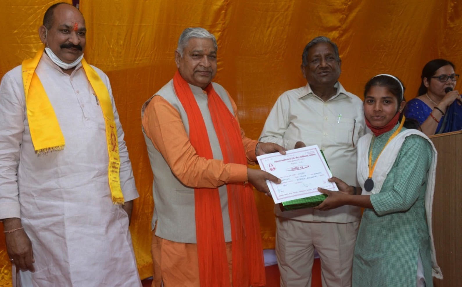 14द्वठ्ठद्दष्द्ध01-चरथावल अग्रसेन कन्या महाविद्यालय में छात्रा को पुरूस्कृत करते एमएलसी दिनेश ग? 14द्वठ्ठद्दष्द्ध01-चरथावल अग्रसेन कन्या महाविद्यालय में छात्रा को पुरूस्कृत करते एमएलसी दिनेश ग?