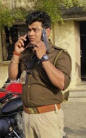 सिपाही ने दरोगा की पिस्टल का किया प्रदर्शन, खिंचवाईं फोटो दरोगा की पिस्टल लगाकर प्रदर्शन करता सिपाही आकाश मलिक।
