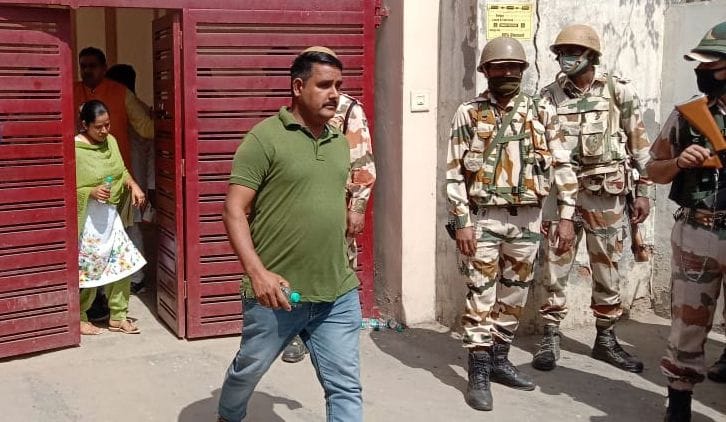  आदर्श स्कूल से बाहर निकलते भाजपा कार्यकर्ता। संवाद 