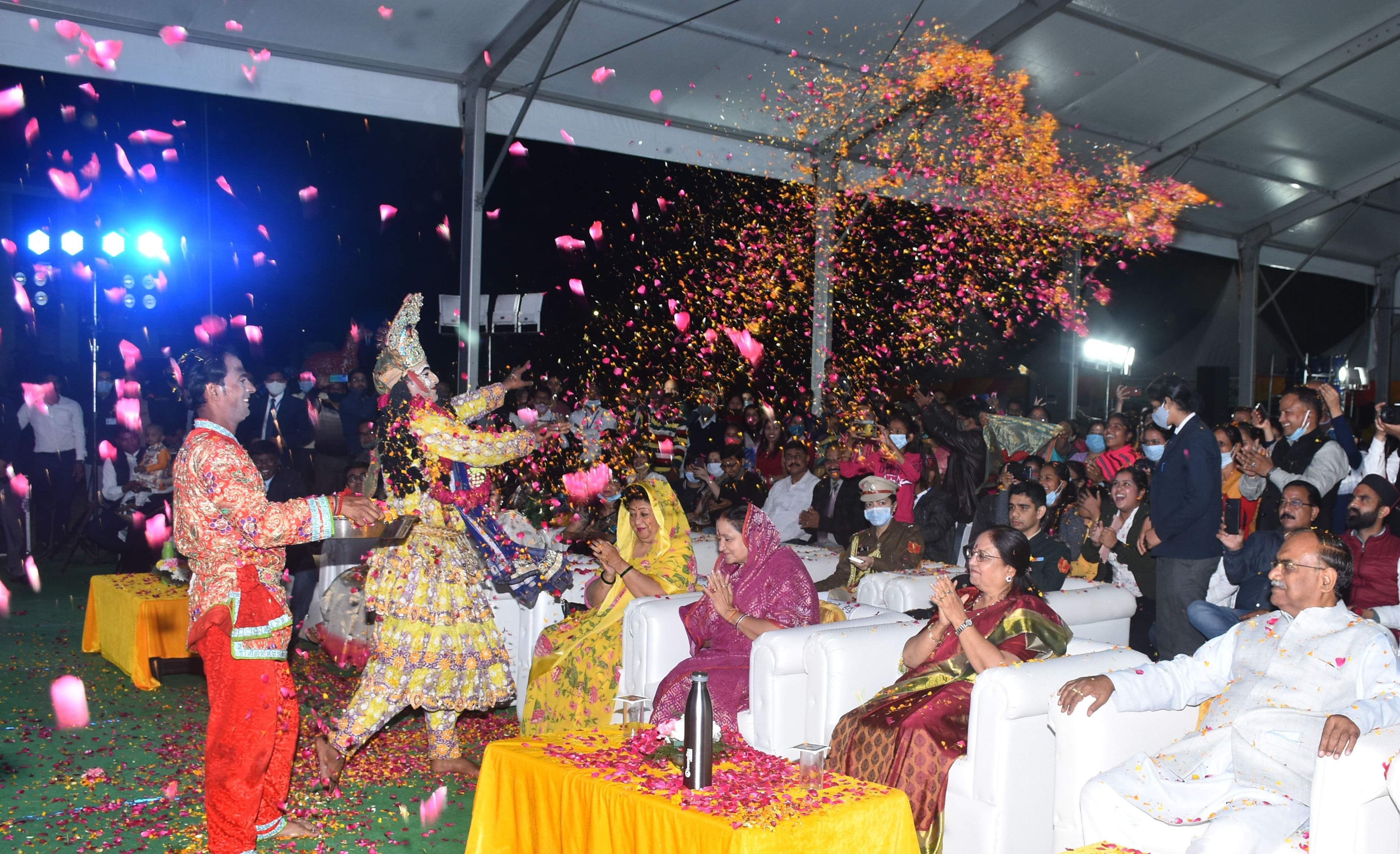 राजभवन में वसंतोत्सव पर आयोजित सांस्कृतिक संध्या में फूलों की होली का प्रदर्शन करते वृंदावन के ? राजभवन में वसंतोत्सव पर आयोजित सांस्कृतिक संध्या में फूलों की होली का प्रदर्शन करते वृंदावन के ?
