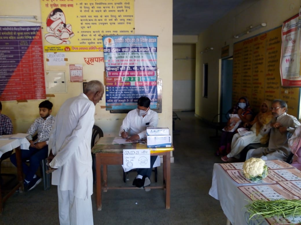 शाहपुर के स्वास्थ्य केंद्रों पर आरोग्य स्वास्थ्य मेले में जांच करते चिकित्सक। शाहपुर के स्वास्थ्य केंद्रों पर आरोग्य स्वास्थ्य मेले में जांच करते चिकित्सक।