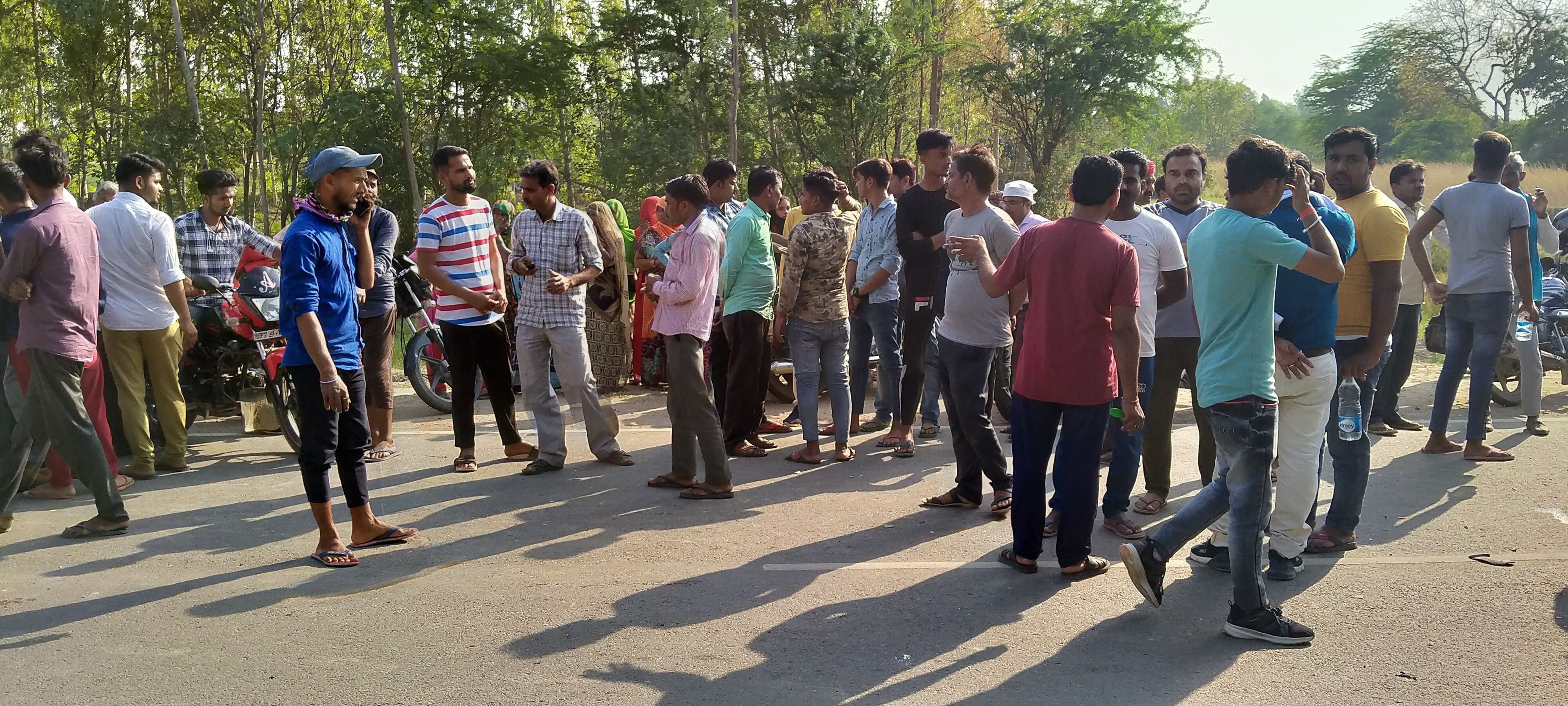 चौबे के सरांय मुगल सड़क में घटना स्थल पर लगी भीड़। संवाद चौबे के सरांय मुगल सड़क में घटना स्थल पर लगी भीड़। संवाद