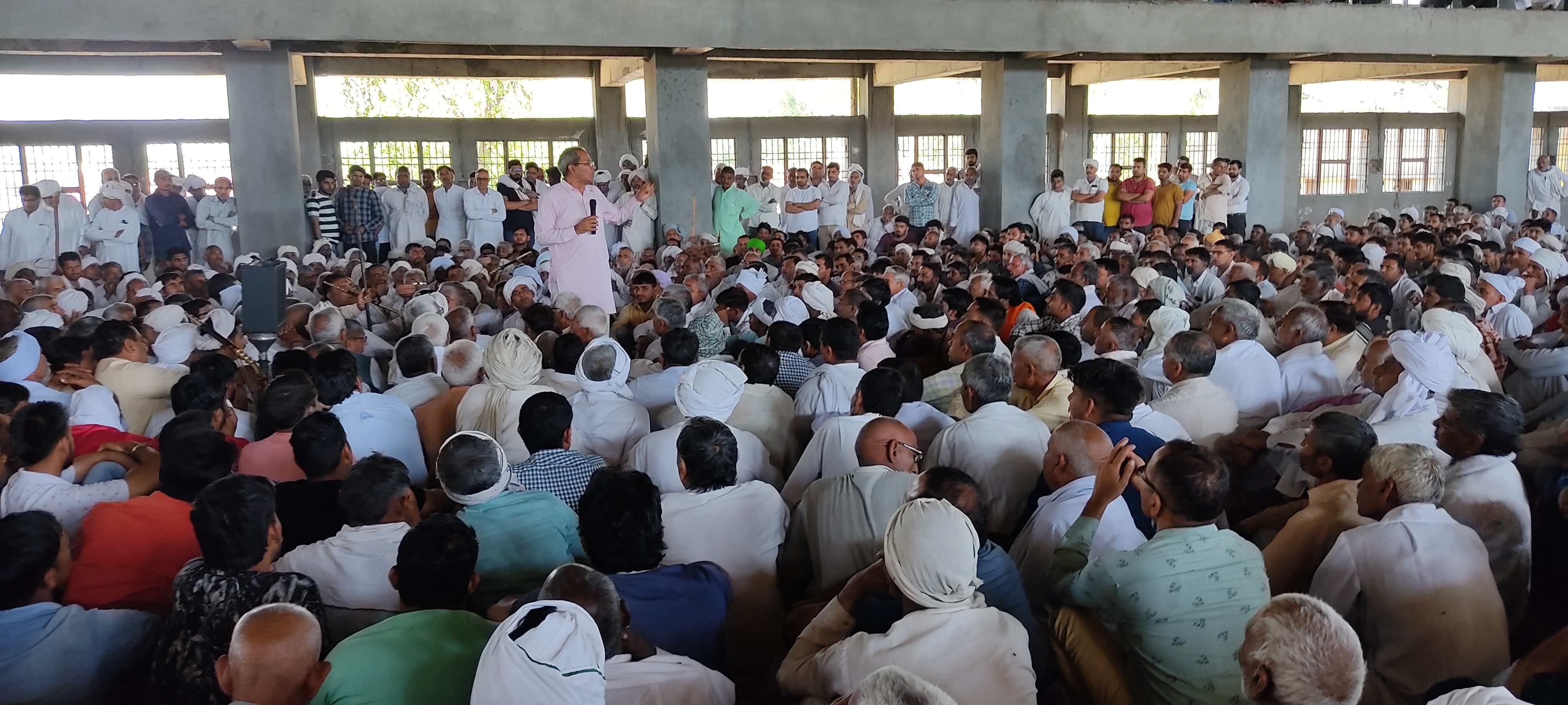 पंचायत में पहुंचे खाप के गांवों के लोग। अमर उजाला पंचायत में पहुंचे खाप के गांवों के लोग। अमर उजाला