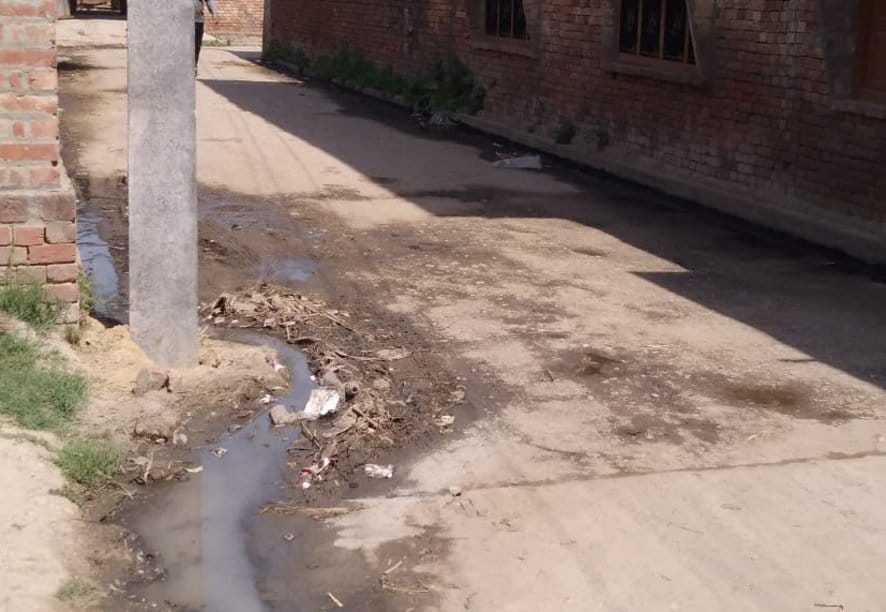 मंडावली के गांव औरंगपुर बसंता में नाली चोक होने से सड़क पर बहता पानी। मंडावली के गांव औरंगपुर बसंता में नाली चोक होने से सड़क पर बहता पानी।