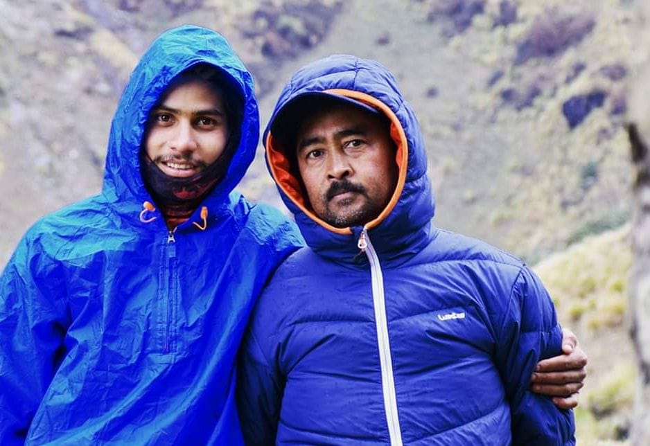 मनीष कसनियाल प्रशिक्षक बासू पांडेय के साथ। मनीष कसनियाल प्रशिक्षक बासू पांडेय के साथ।