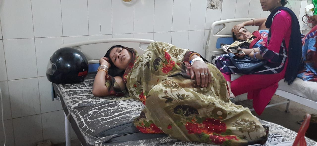महाराजगंज थाना क्षेत्र के गोंदापुर में पुलिस की पिटाई से घायल महिलाएं जिला अस्पताल में उपचाराधी