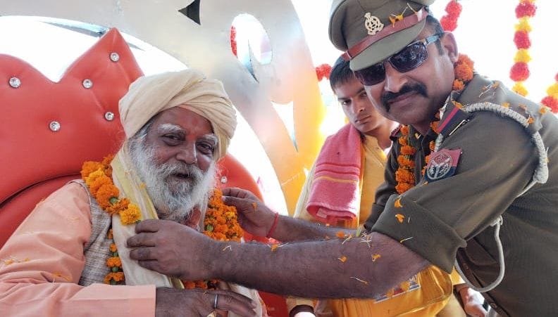 फोटो-24- परिक्रमा यात्रा की अगुआई कर रहे कमेटी के अध्यक्ष व संत महंत भारत दास को माला पहनाकर स्वागत ? फोटो-24- परिक्रमा यात्रा की अगुआई कर रहे कमेटी के अध्यक्ष व संत महंत भारत दास को माला पहनाकर स्वागत ?