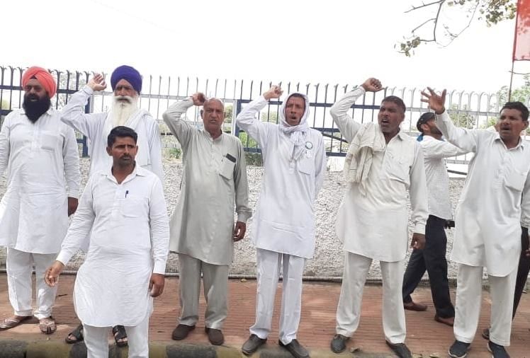 टोहाना रेलवे स्टेशन पर नारेबाजी करते किसान।