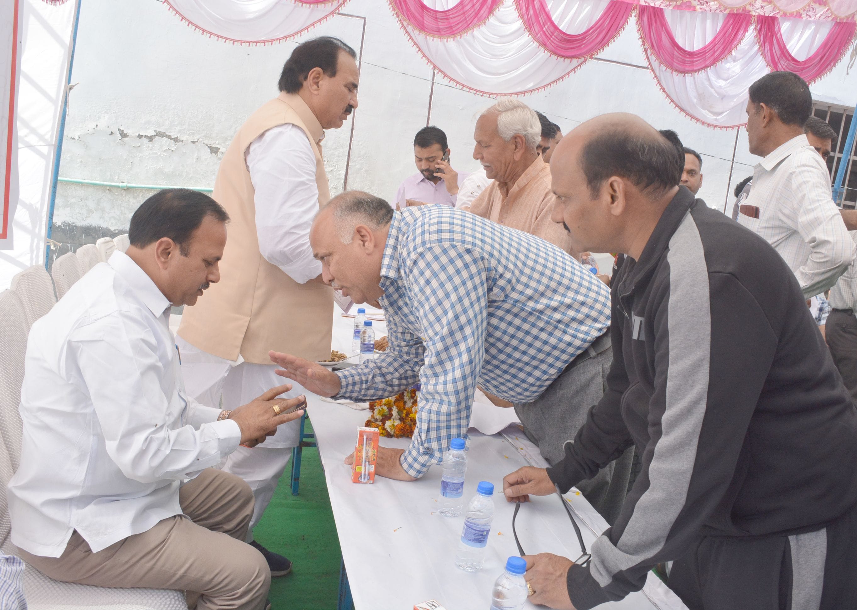 विनय नगर में अमर उजाला द्वारा आयोजित मोहल्ला चौपाल में कोल विधायक अनिल पाराशर को मोबाइल से समस्य? विनय नगर में अमर उजाला द्वारा आयोजित मोहल्ला चौपाल में कोल विधायक अनिल पाराशर को मोबाइल से समस्य?
